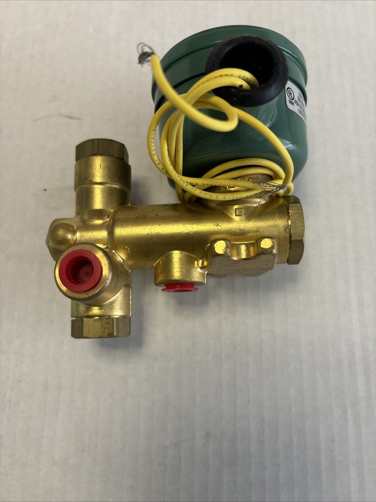 ASCO , EF8300D061F , SOLENOID VALVE, 1/4″ FNPT , New In An Open Box NOS.