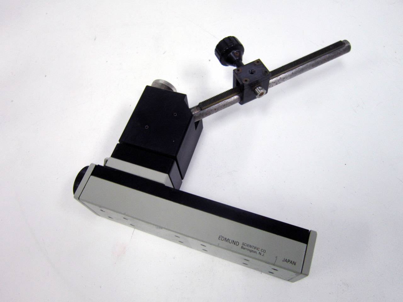 EDMUND SCIENTIFIC LINEAR MOTION RAIL WITH ANGLED HOLDING MOUNT HOLDER