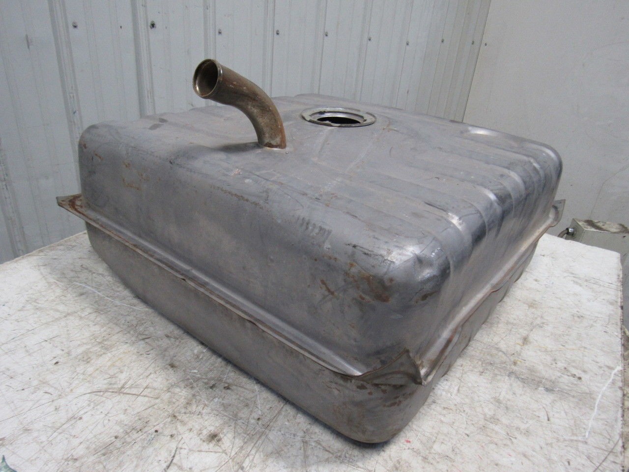 American Designer GM-14B 31 Gal. Fuel Gas Diesel Tank Blazer Suburban 82-91