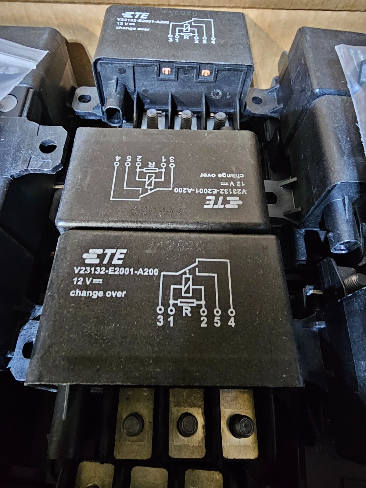 TE Connectivity V23132-E2001-A200 Change Over New!