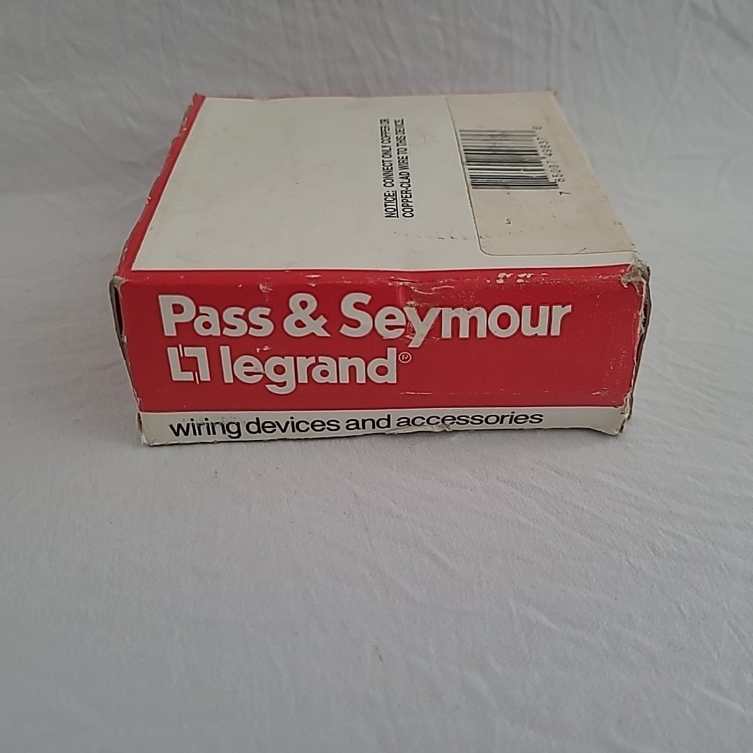 PASS & SEYMOUR 420-I QUAD RECEPTACLE. Leviton 20A-125V. New Open Box.