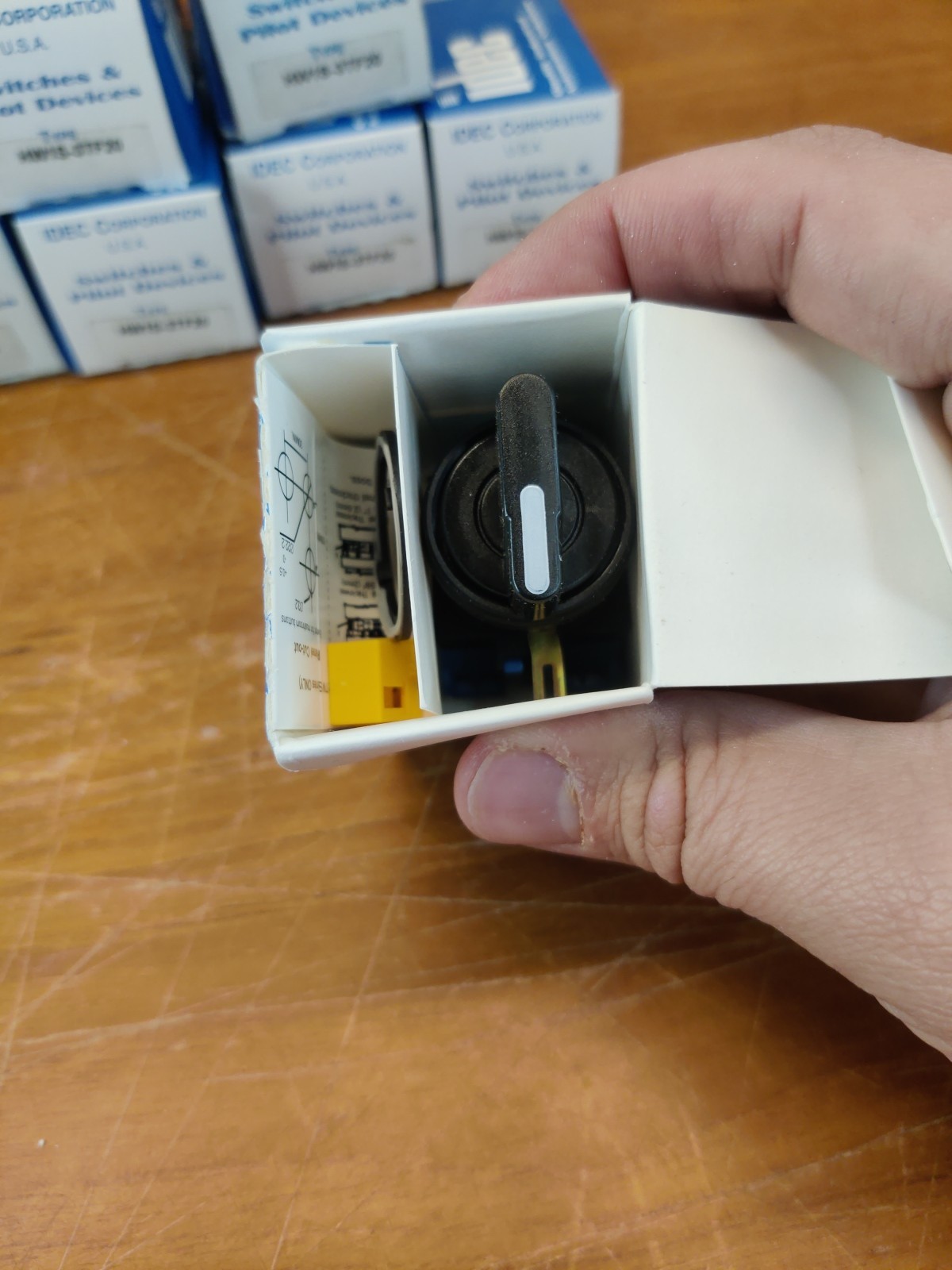 IDEC HW1S-3TF20 SELECTOR SWITCH 3POS DPST 10A 110V. Japan. LOT of 7. NIB.