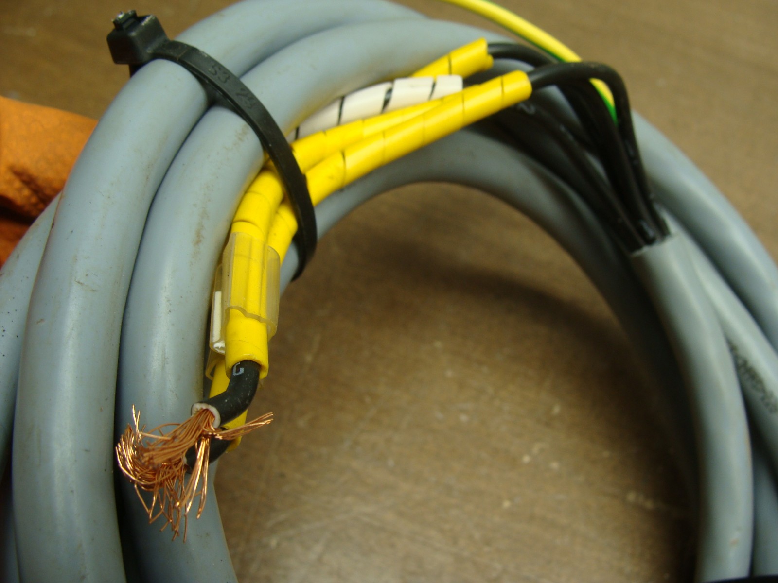 LAPP OLFLEX UNSHIELDED INDUSTRIAL CONTROL CABLE H05VV5-F 14AWG 600V 8 FEET