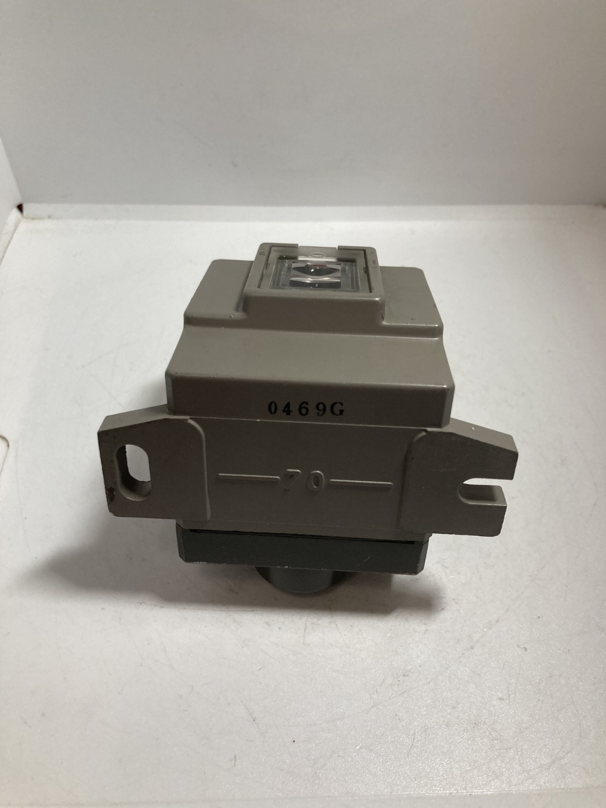 OMRON E3D-R3M4T PHOTOELECTRIC SWITCH 24-240VAC 12-240VDC