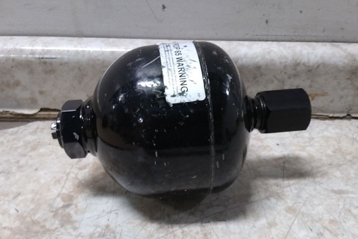 Parker AD075B25T9A1 45 Cu In Fluid Volume 2600 Max PSI Diaphragm Accumulator