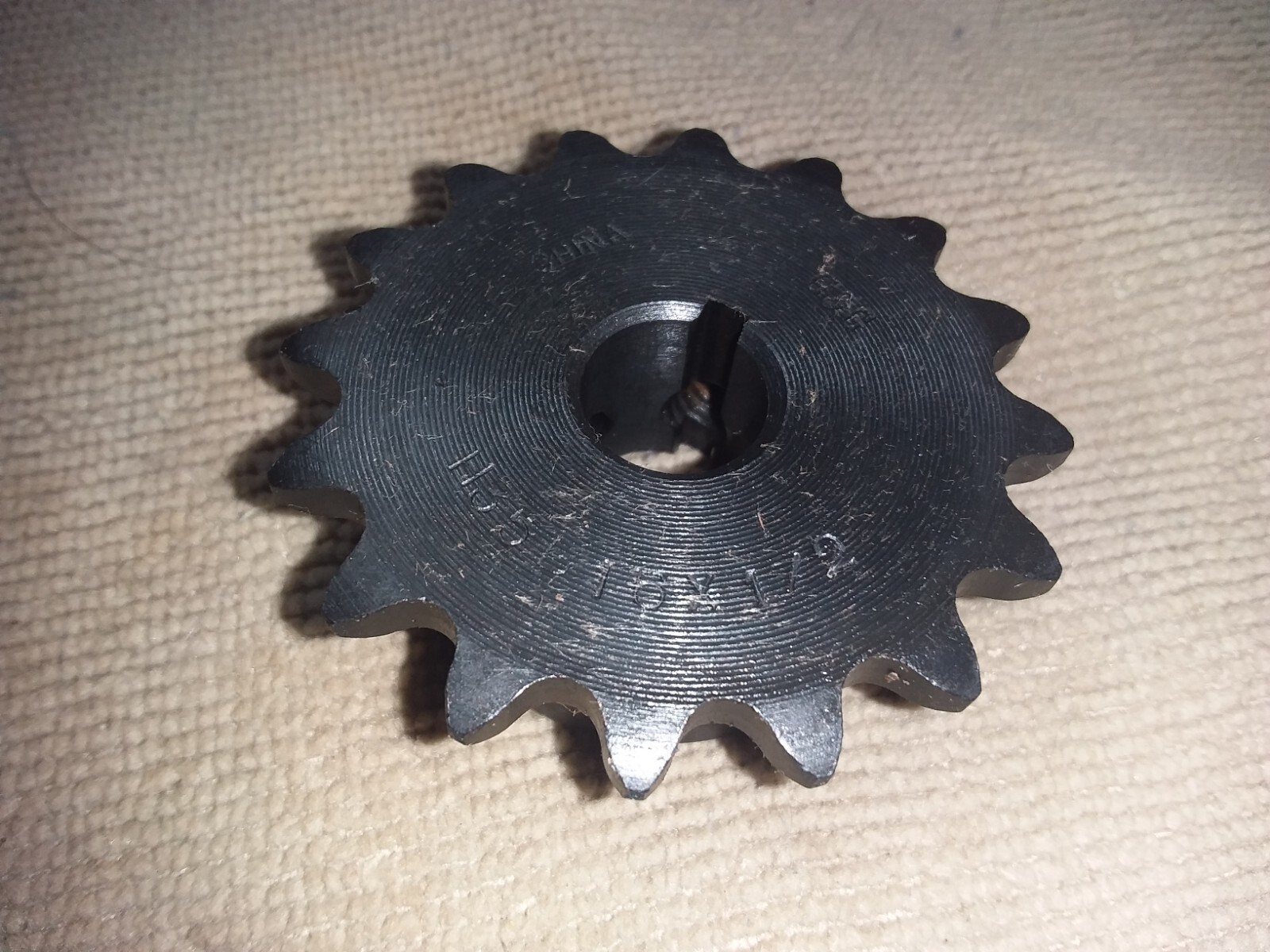 H35B16-1/2″ 1/2 Inch Shaft Keyed Round Bore Sprocket #35 Roller Chain 16 Tooth