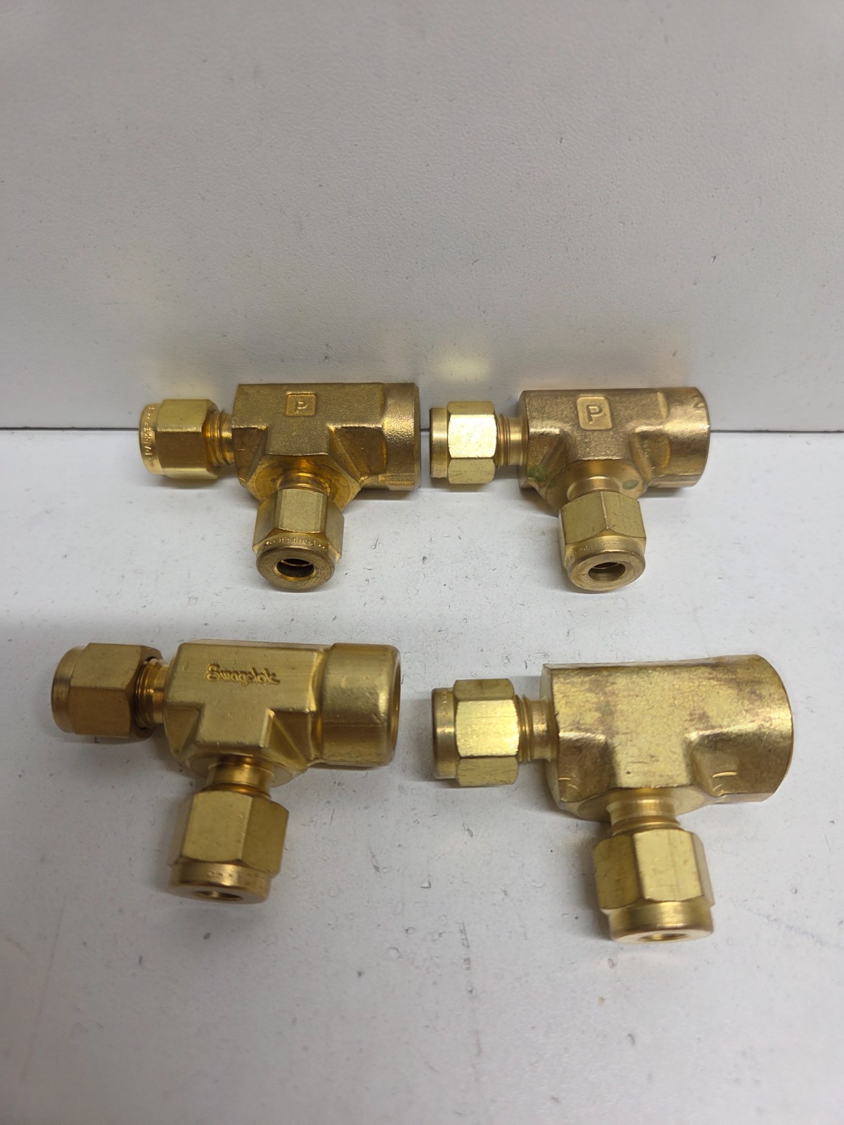 LOT OF 4 NEW NO BOX! SWAGELOK/PARKER 1/4″TUBE X 1/4″FNPT RUN TEES B-400-3-4-TFT