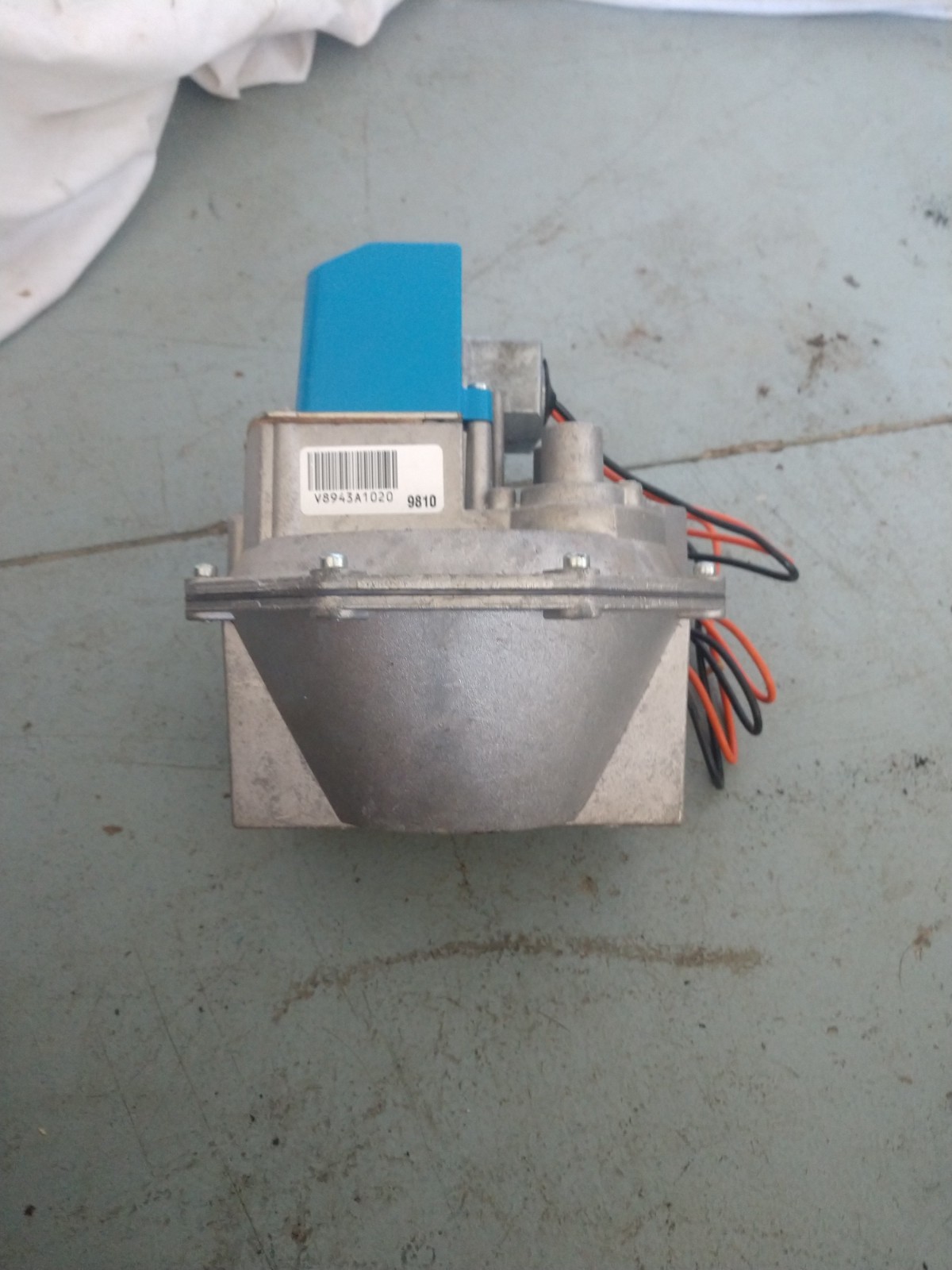 Honeywell V8943A1020 Diaphragm Gas Valve 24 Vac 1-1/4 inch BRAND NEW NOS