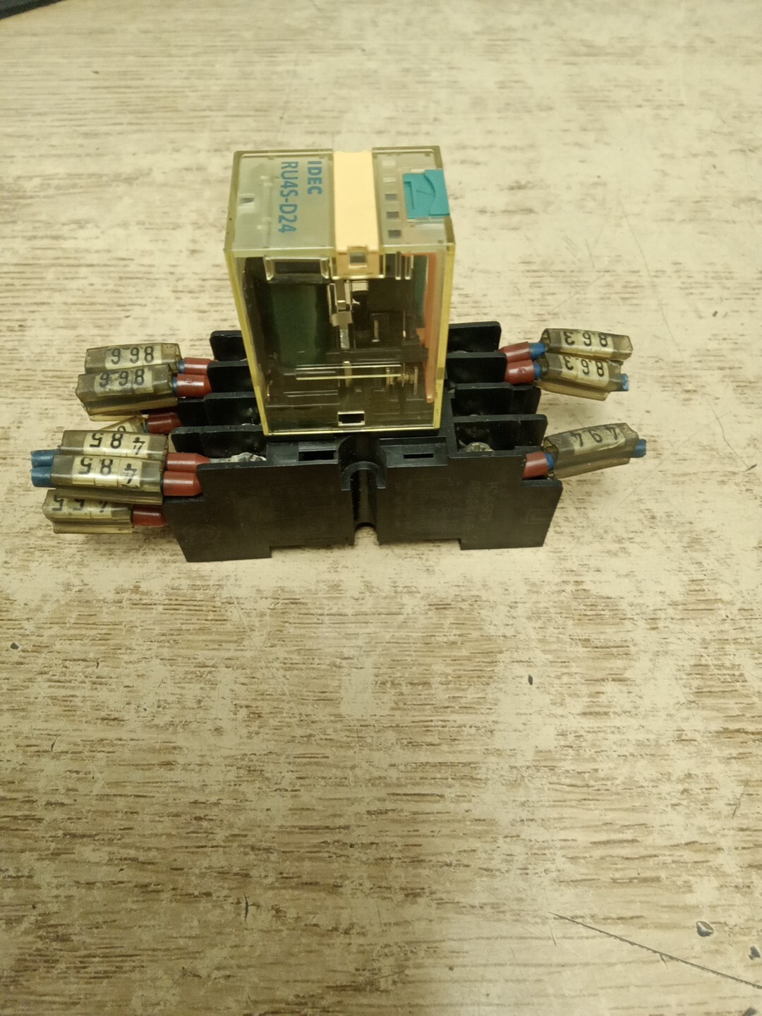 Idec RU4S-D24 Relay w/ Socket Base HC4SFD AP38479-5 63520 *FREE SHIPPING*