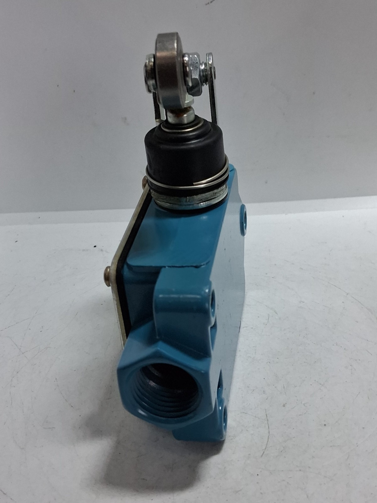 HONEYWELL BAF1 2RN2-LH LIMIT SWITCH 20A 125/250 OR 480VAC ROLLER ACTUATOR NNB