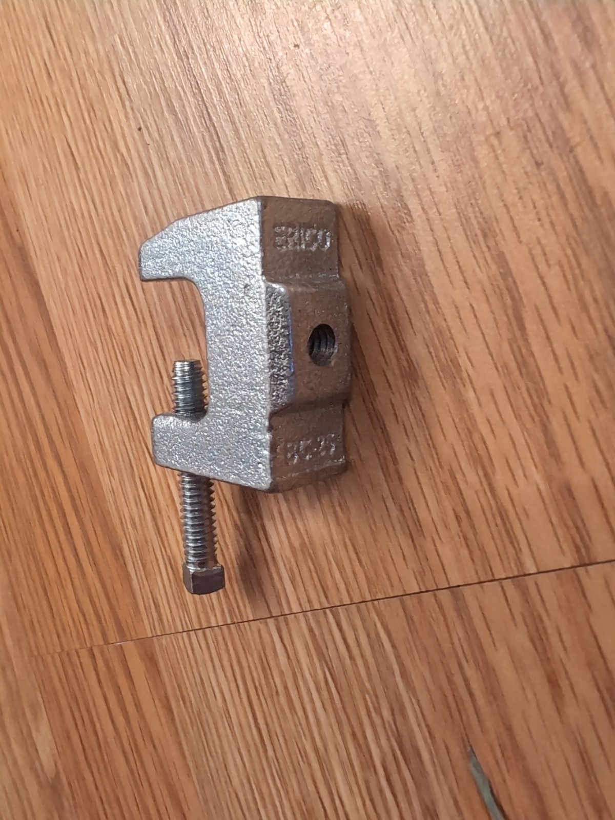 ERICO BC-26 UNIVERSAL BEAM CLAMP W. TAPPD HOLE 1/4″ ROD, 1/4″ HOLE THRDED LOT/10