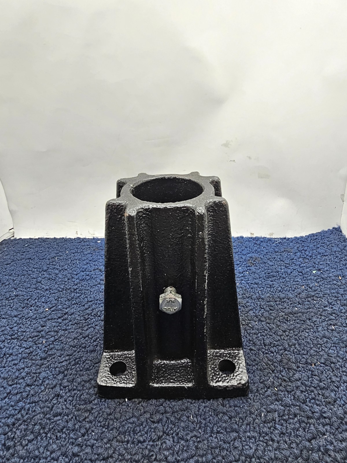 Global Industrial 940374 Single Socket Base For Pedestrian Barrier
