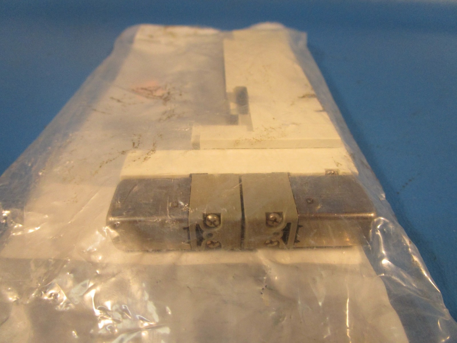 SMC VQ2300-51, Solenoid Valve 5 Port 4 Way/3 Position 24VDC