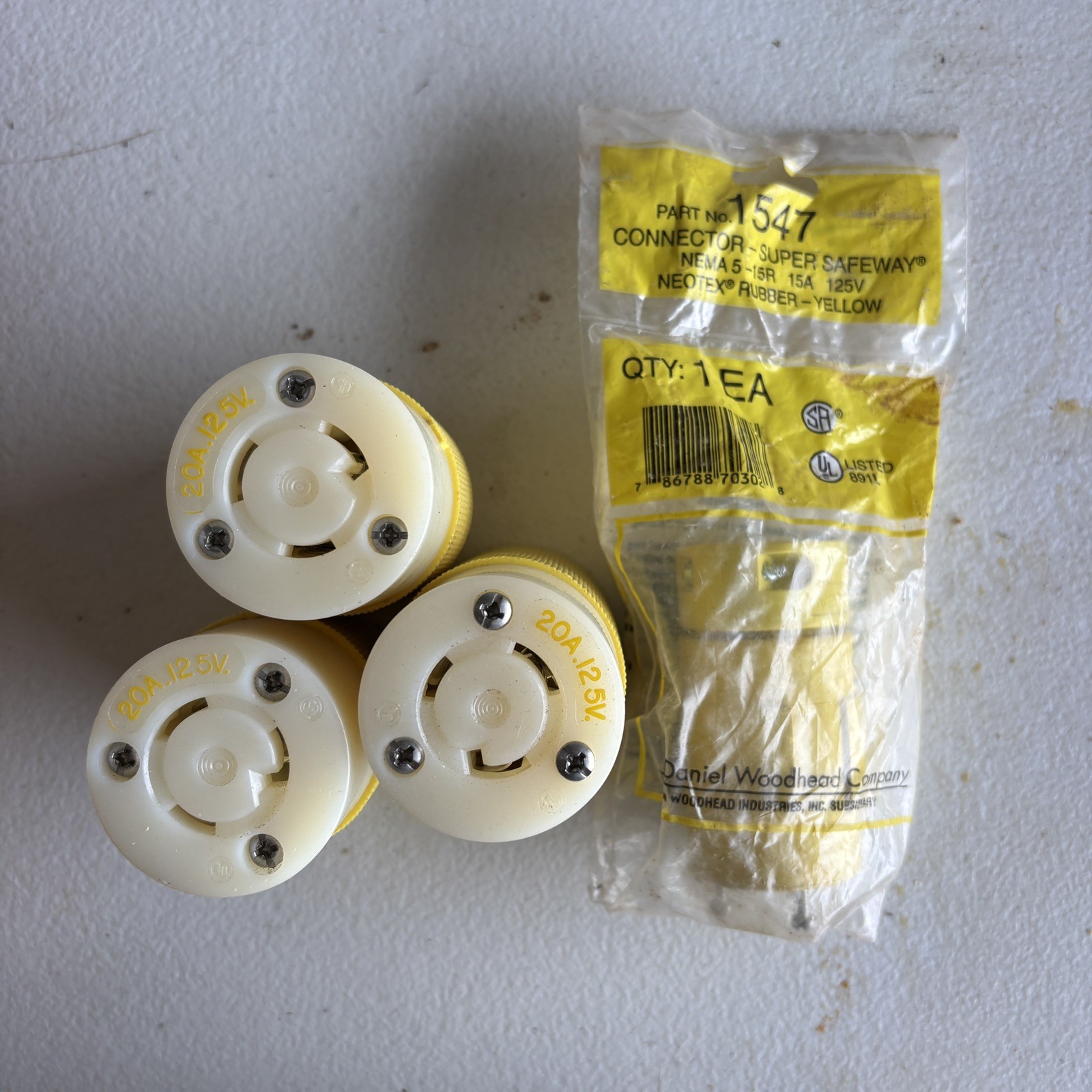 Lot HUBBELL HBL2313 TWIST-LOCK CONNECTOR 20A 125V, 1547 Male Adapter receptacle