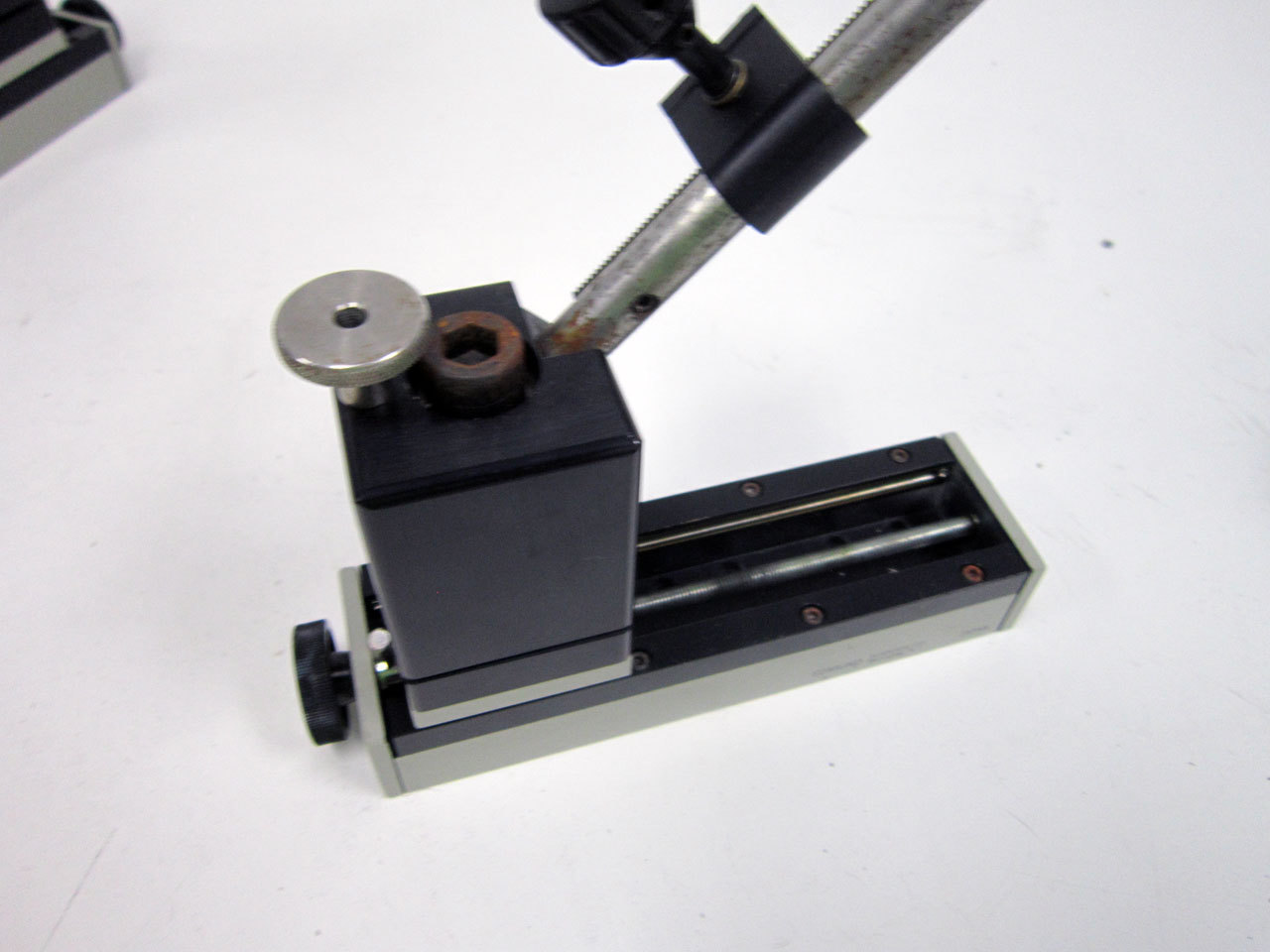 EDMUND SCIENTIFIC LINEAR MOTION RAIL WITH ANGLED HOLDING MOUNT HOLDER