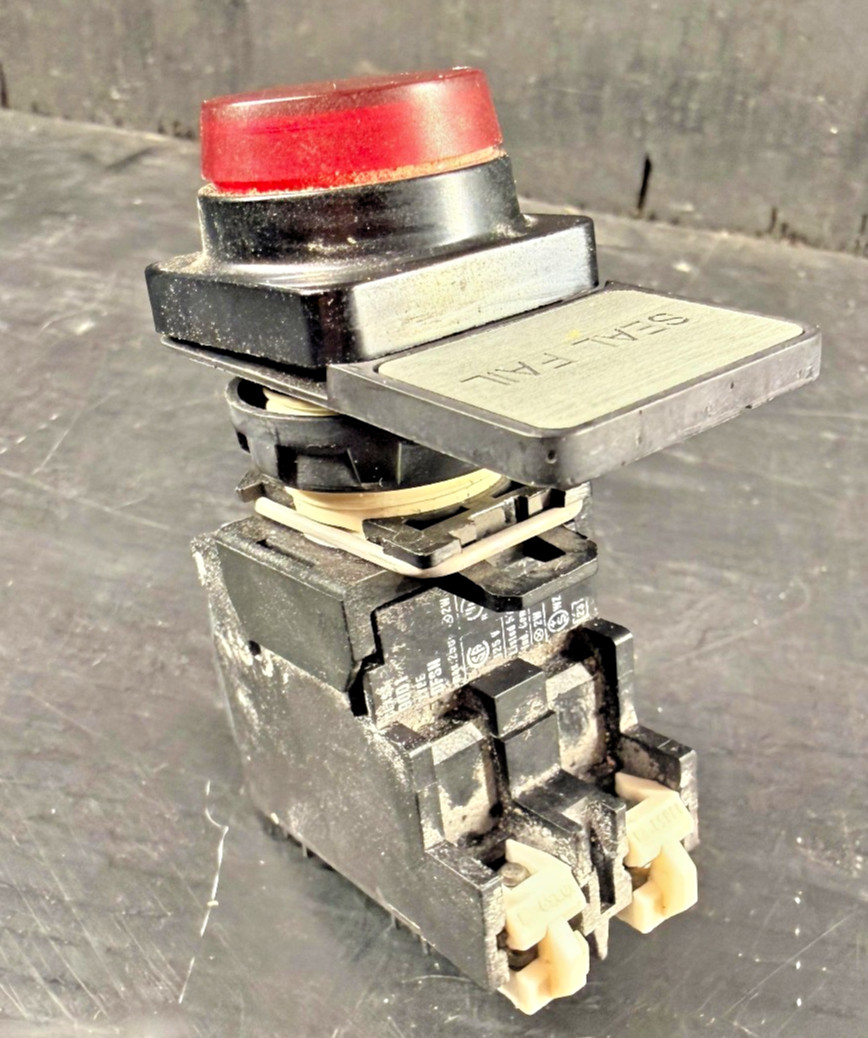 1 USED SQUARE D 9001-DTSC CONTACT BLOCK WITH RED LIGHT ***MAKE OFFER***