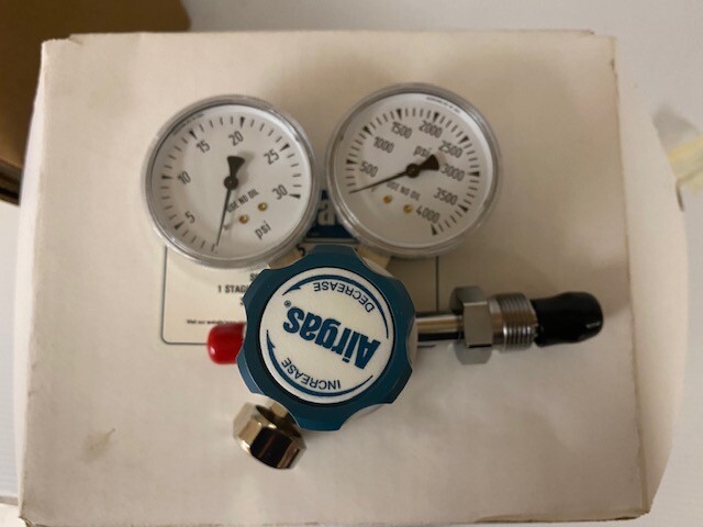 AIRGAS MODEL Y11-215A580 SPECIALTY GAS REGULATOR 3500 PSG IN / 25 PSG OUT, NOS