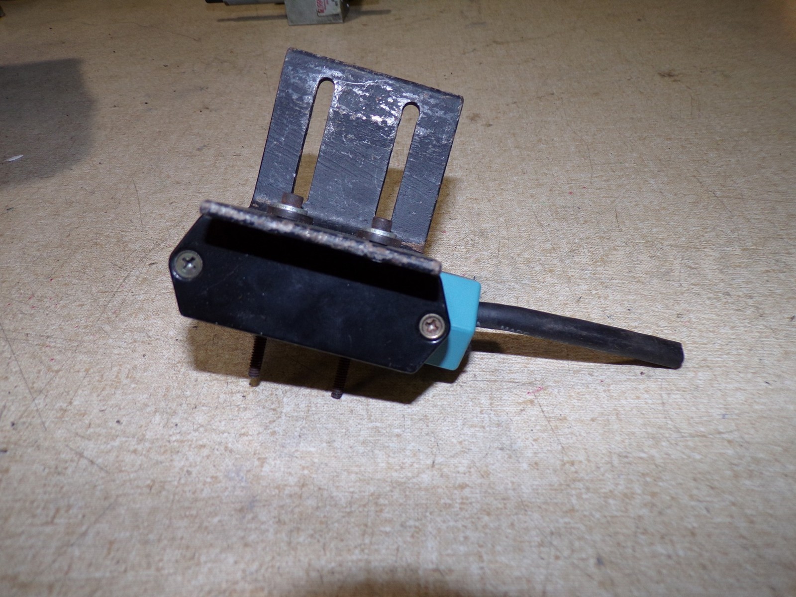 Honeywell BZE6-2RN4 MIcro Switch with Bracket *FREE SHIPPING*