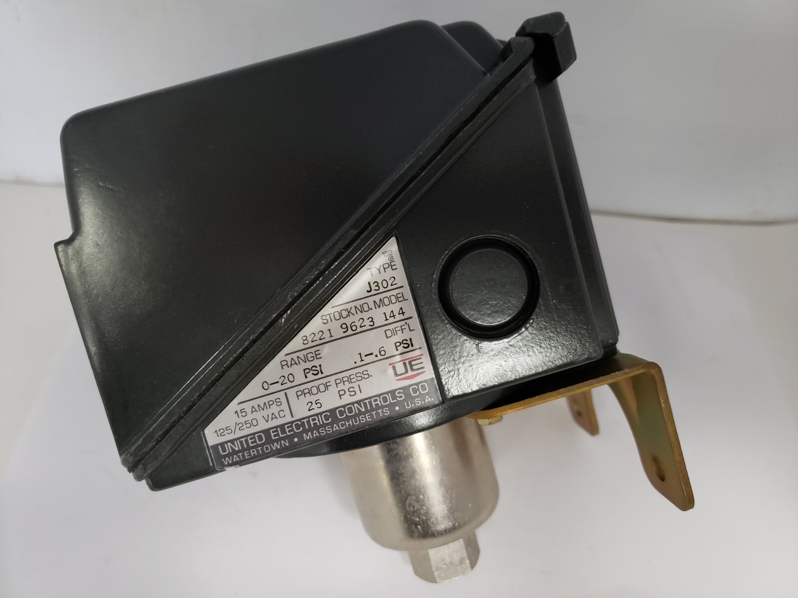 UNITED ELECTRIC J302 8211 9623 144 PRESSURE SWITCH 15A 125/250VAC NIB