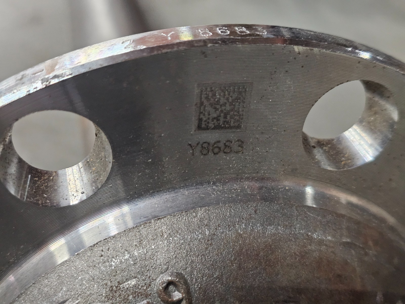 Meritor B110-9 41-inch Axle Shaft Y8683 043 SIlver, 8-Bolt Hole Steel