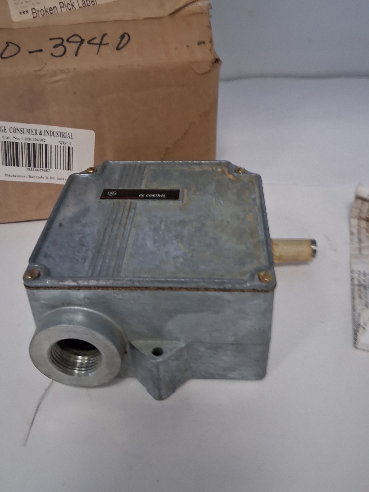 GENERAL ELECTRIC CR115E124102 LIMIT SWITCH GEARED ROTARY 2NO/2NC SHAFT ON R NIB