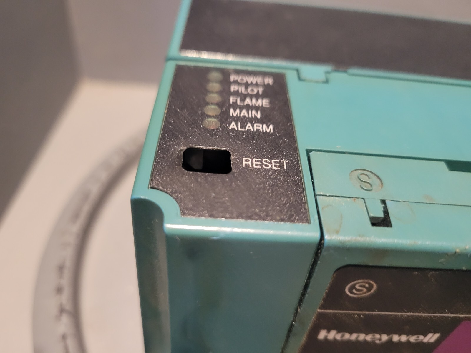 Honeywell Ultraviolet Flame Amplifier, BROKEN RESET, RM7890 A 1015