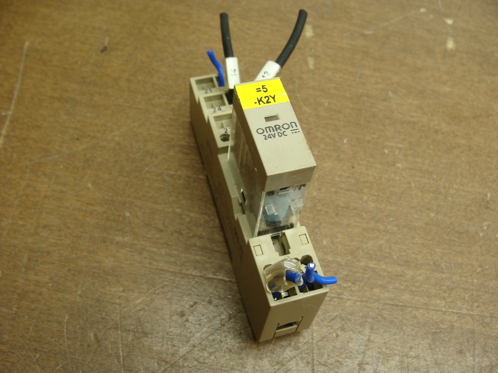 LOT OF 10 OMRON RELAYS G2R-2-S(S) 24VDC WITH SOCKET P2RF-08-S 5A 250VAC