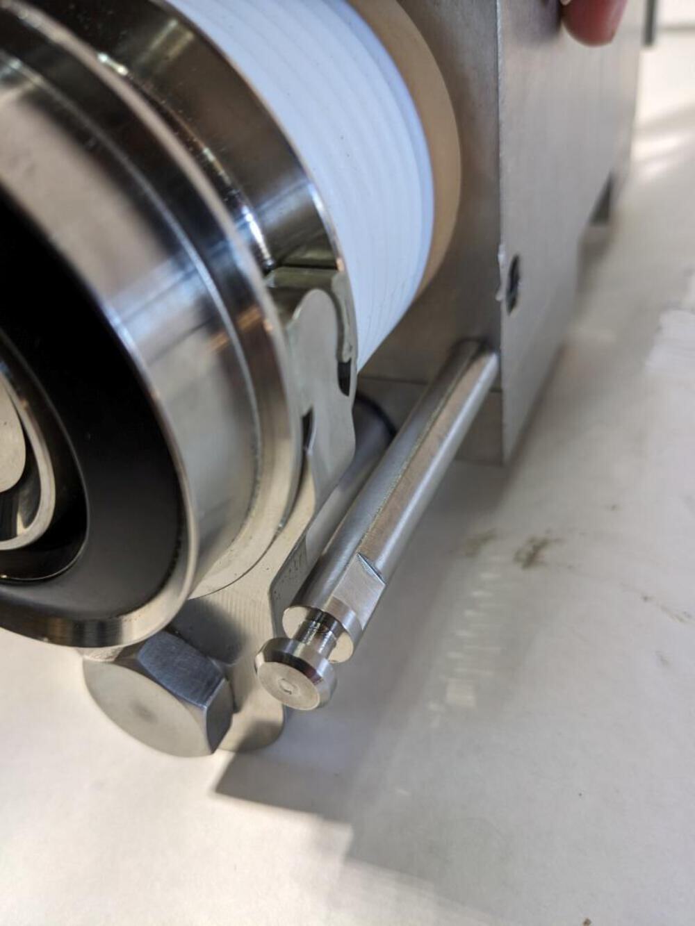 KHS PNEUMATIC CYLINDER 65175533S001 W/ APACHE 3800 CASE 8.39 X 5.6 X 3.25″ R35