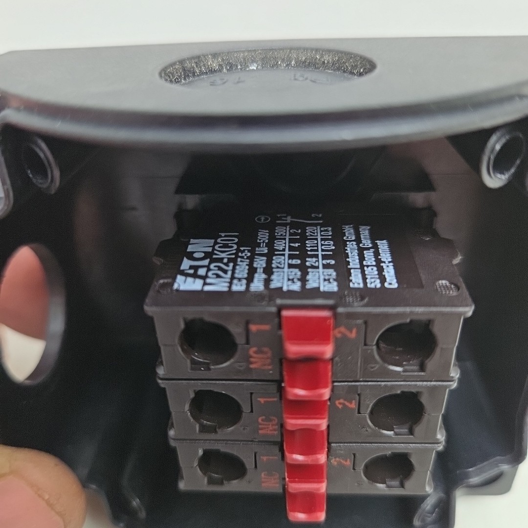 Eaton Emergency Stop Button Push Pull In Enclosure M22-KC01 Contact Block