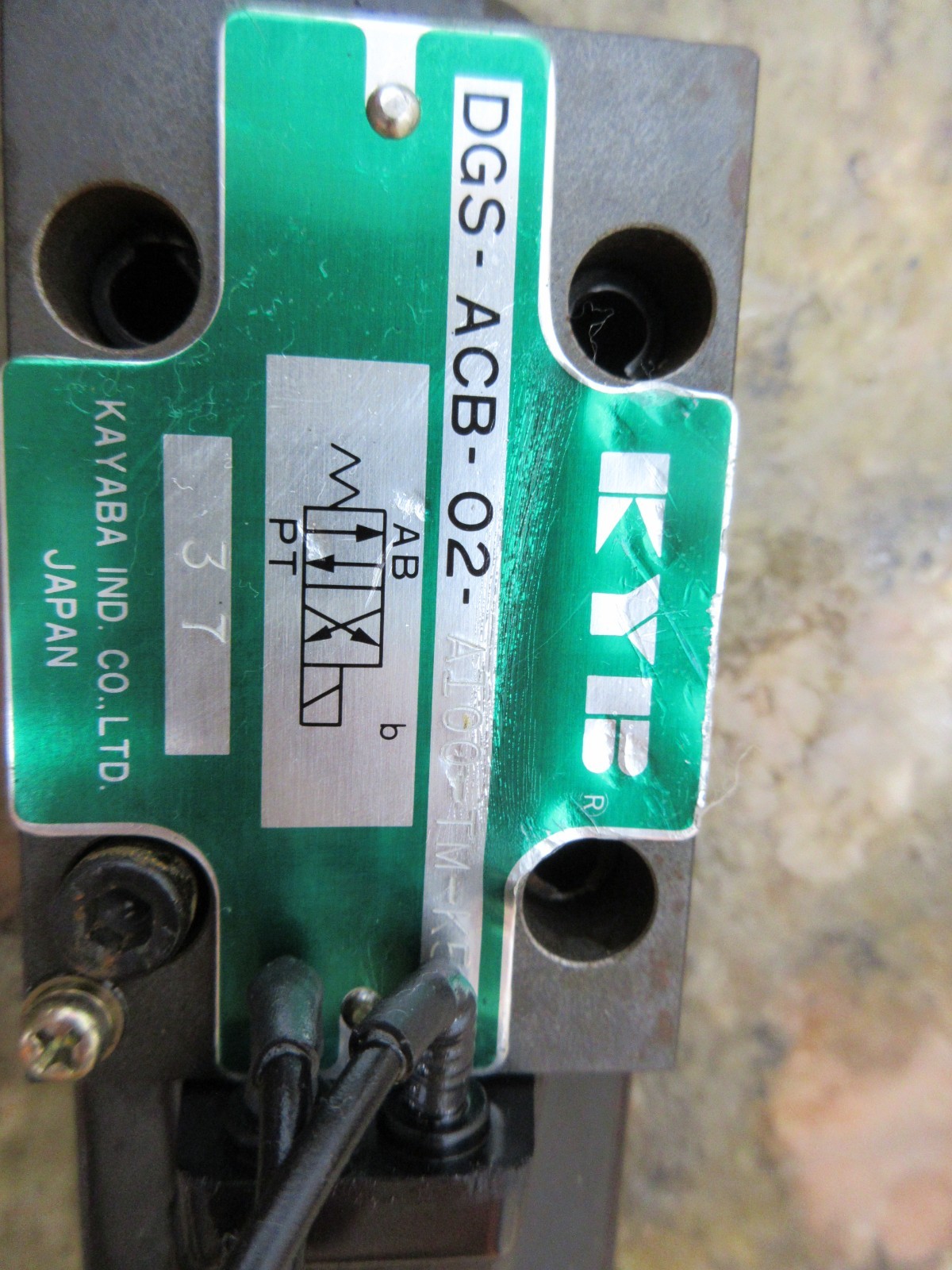 1994 MAZAK QT-15N KYB DGS-ACB-02-A100-TM-K5 VALVE