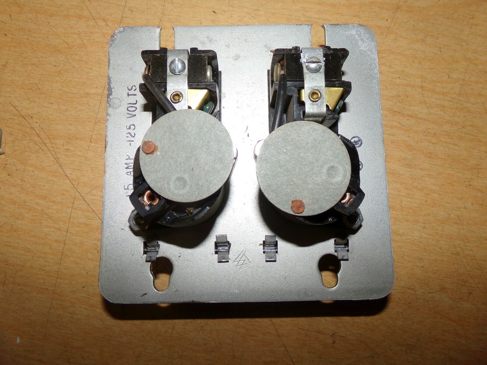 NEW Dual Electrical Outlet 15A 125V *FREE SHIPPING*