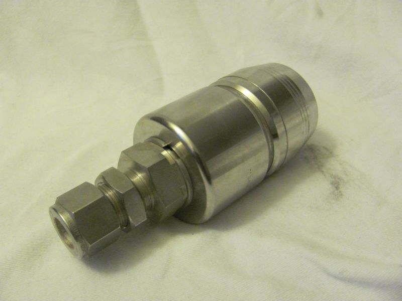 Swagelok SS-QTM8A-B1-810 Stainless Sealed Quick Connect Bulkhead Body