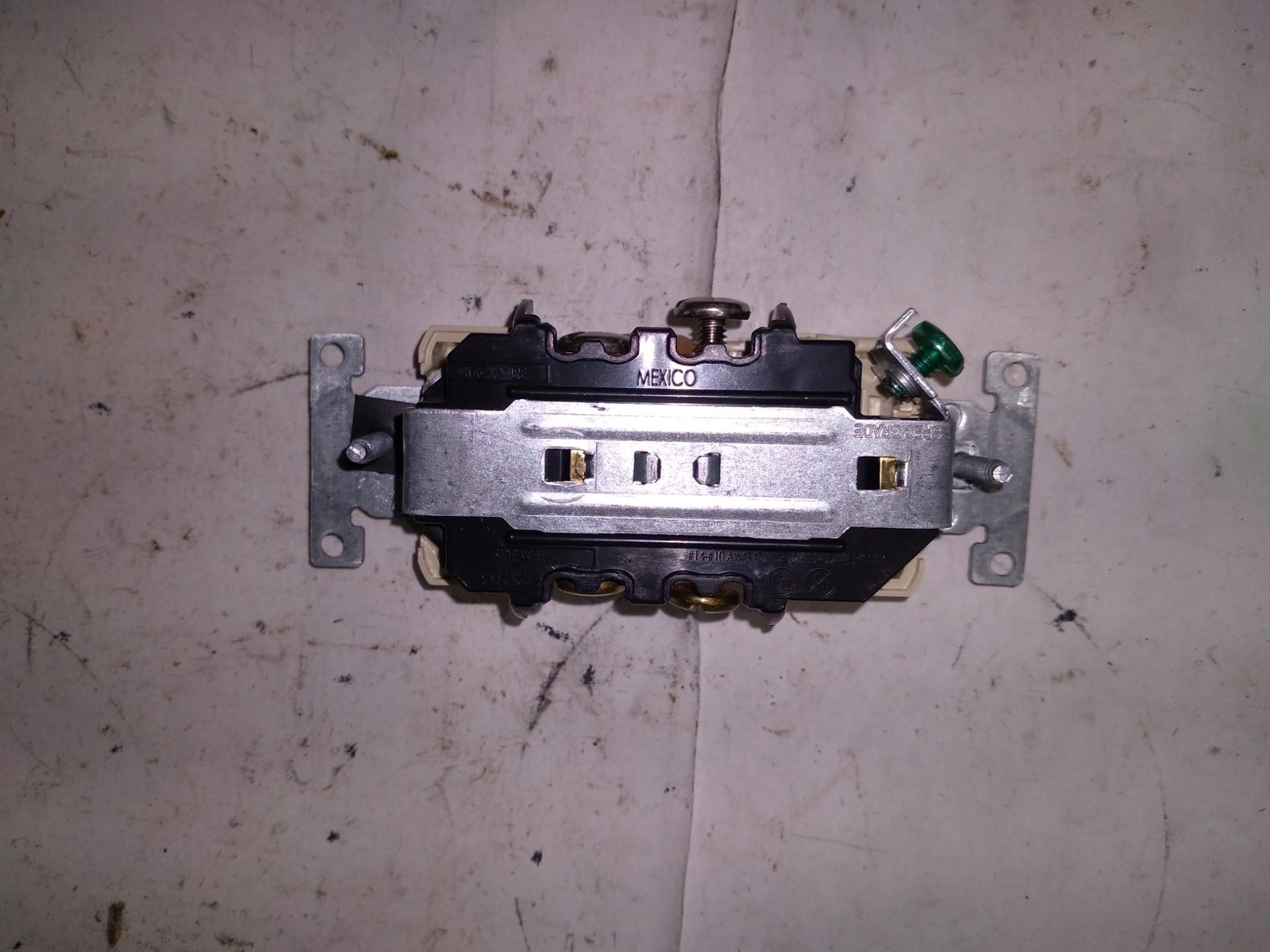 LEVITON 016-5342-I 20A 125V ’10 IN BOX’