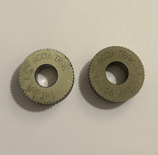 PAIR ACCU TRAK TOOLS 16 TPI KNURLING WHEEL 1 1/4 X 1/2 X 1/2 L&R DIA