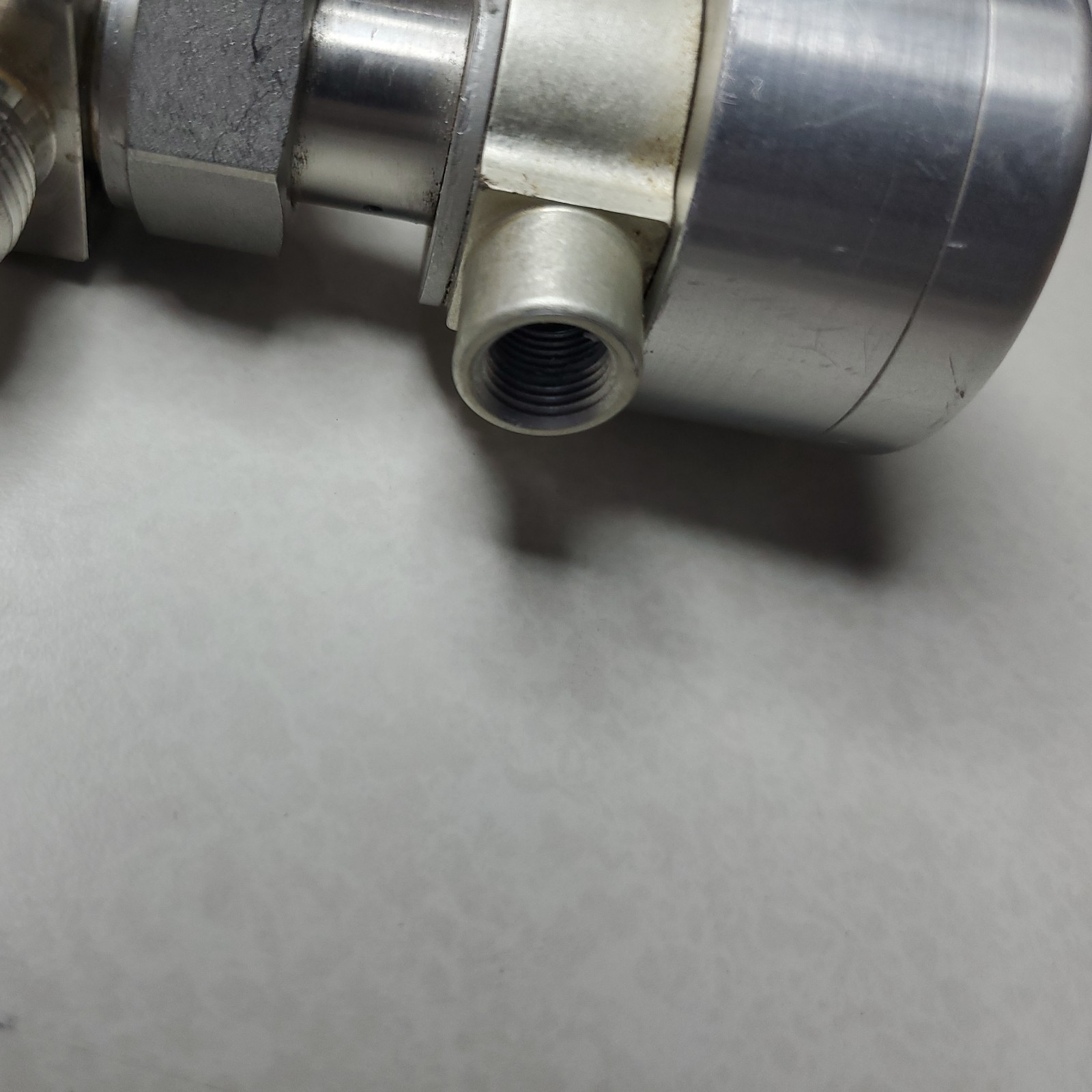 Swagelok SS-4BK-VCR-1C Bellows Sealed Pneumatic Valves 1/4 in Male VCR Lot of 2