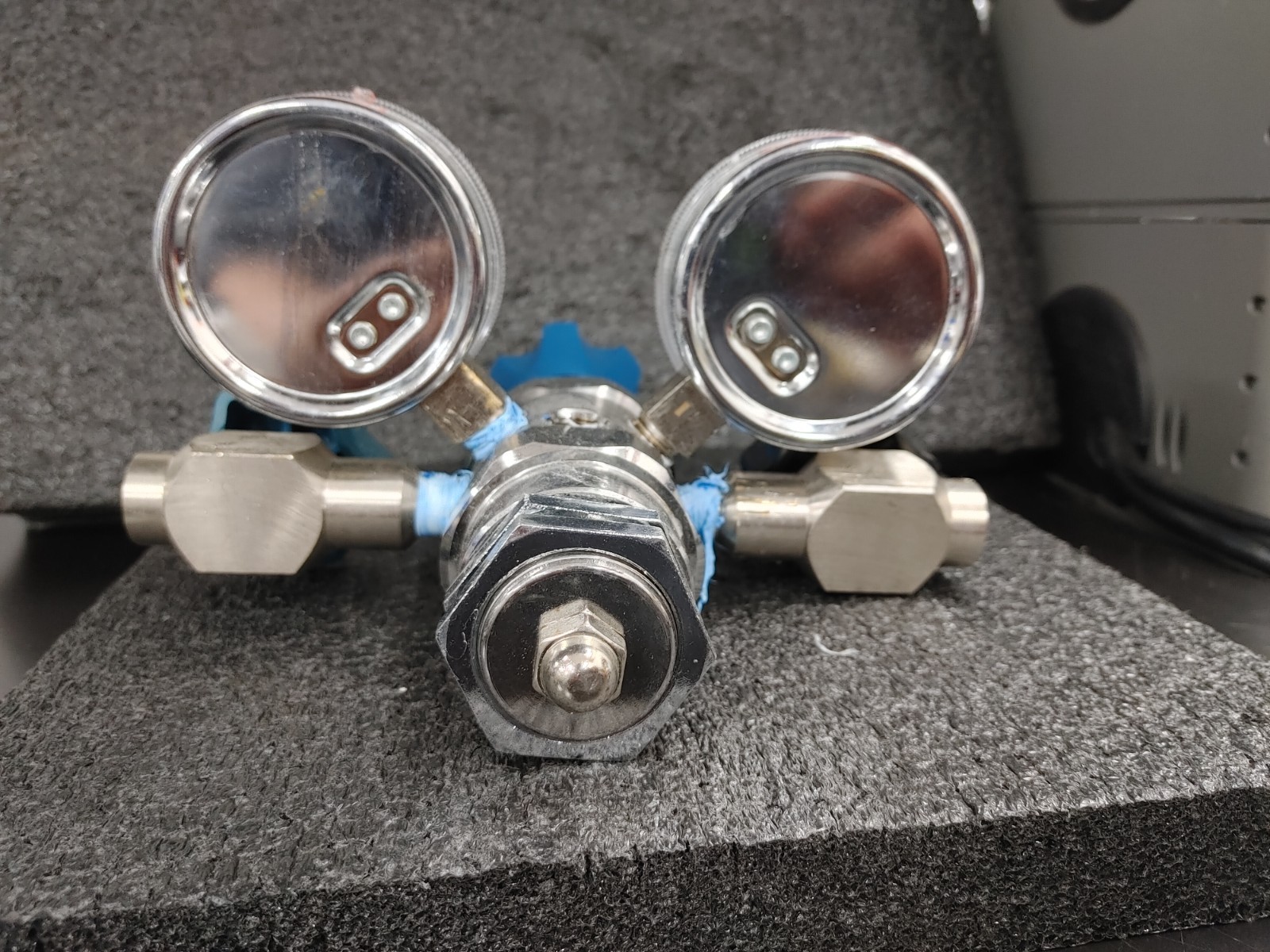 MATHESON High Purity Regulator with HARRIS Valve and Pressure Gauges