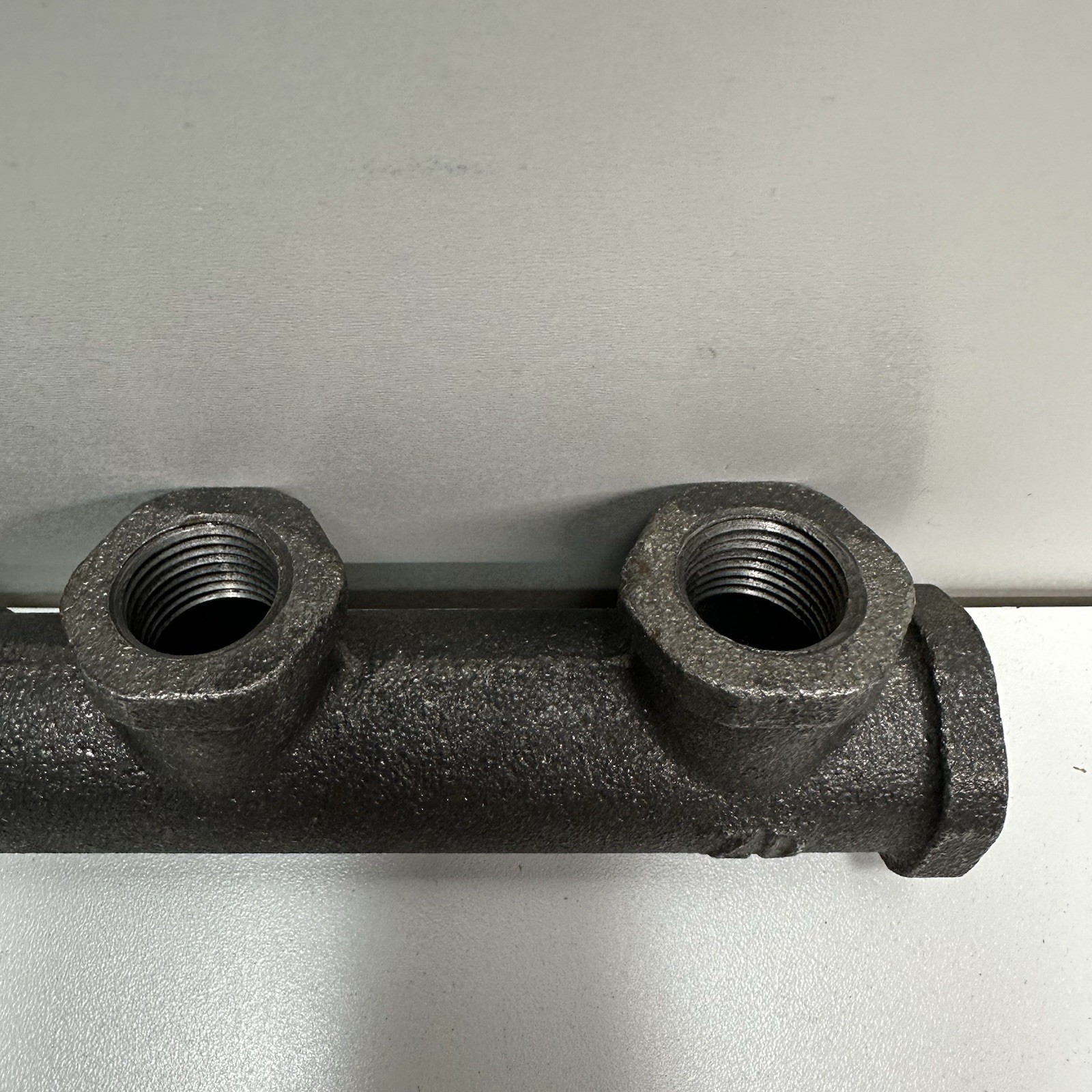 New 2 Gastite 3 Portman 2135 Manifold Cast 3 NPT Port (3/4″ x (3) 1/2″ x 1/2″)