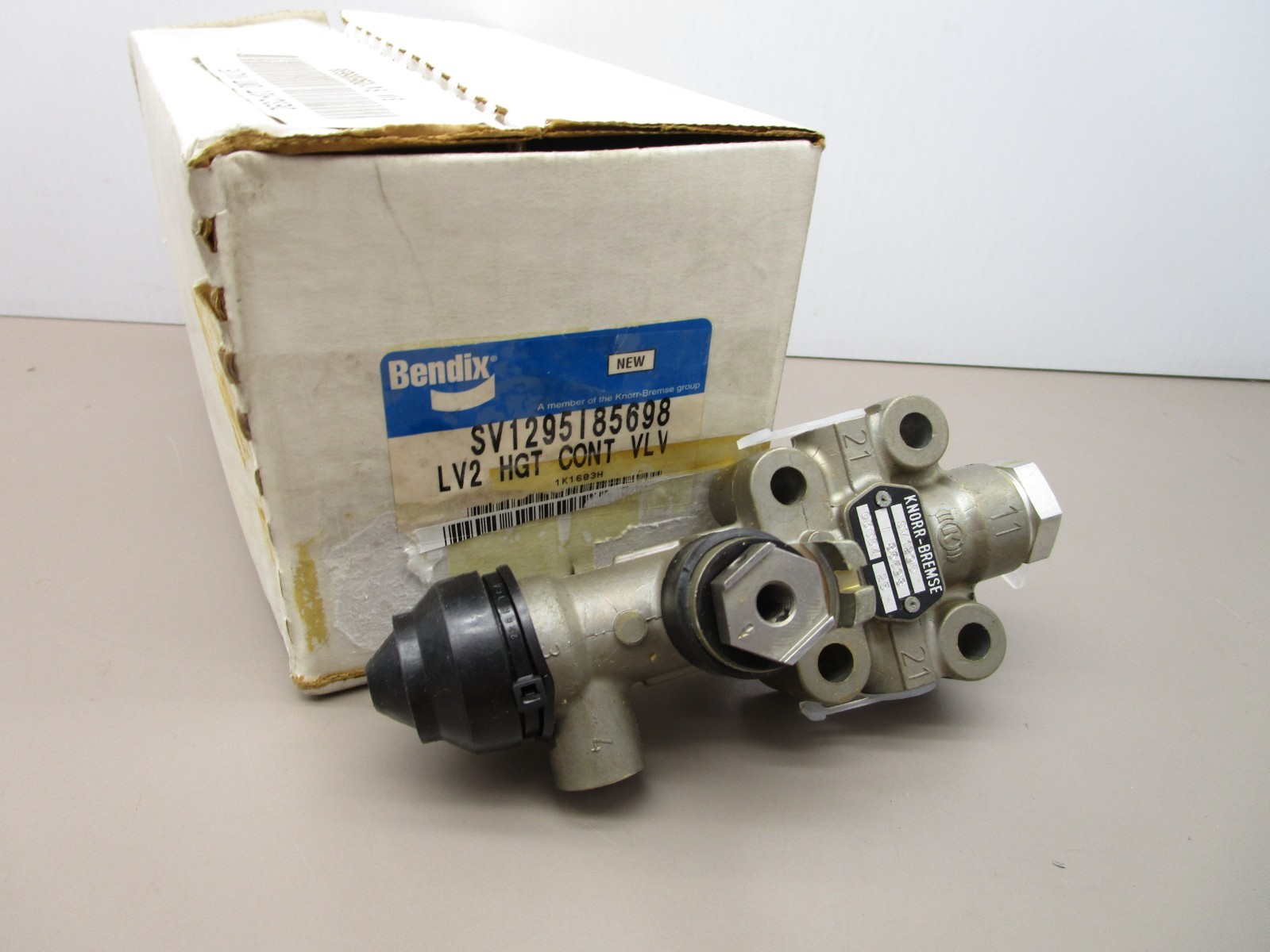 Bendix SV1295I85698 Air Ride Height Control Valve LV2 HGT 1/8″ Ports