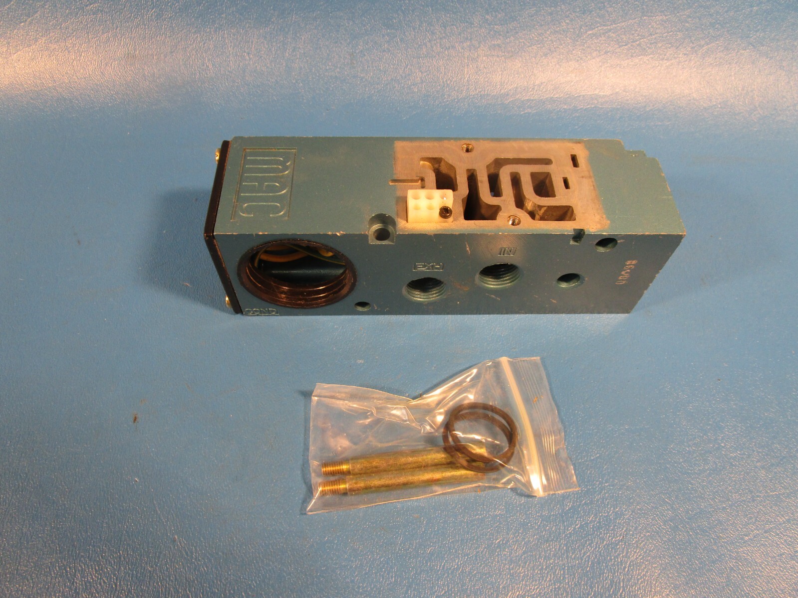 MAC 82A-CA-BKA MANIFOLD BASE, 1/4INCH NPT PORTS. For Solenoid Valve Assemblies