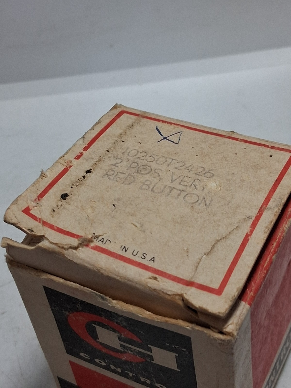 CUTLER HAMMER 10250T2426 PUSHBUTTON OPERATOR 2 POSITION VERT. RED BUTTON NIB