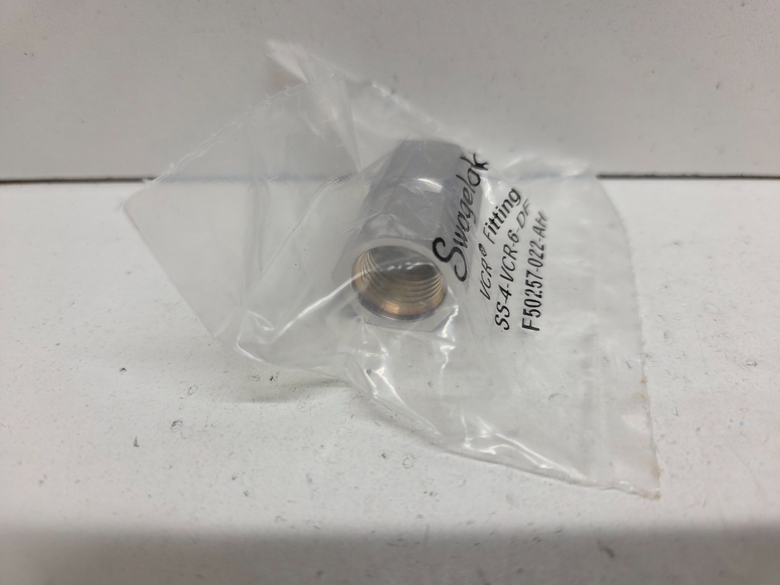 NEW IN BAG! SWAGELOK 1/4″ FEMALE VCR METAL GASKET FACESEAL FITTING SS-4-VCR-6-DF