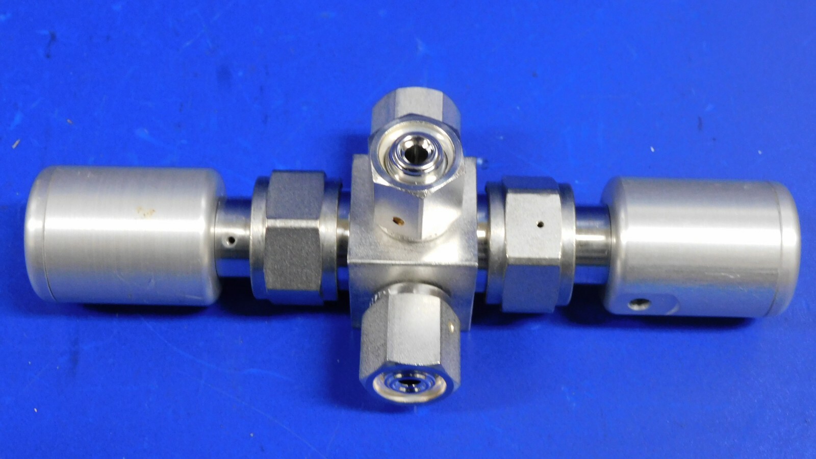 Swagelok 6L-M1D-222P-11 High Purity 2- Bellows Air Vavle 3-port Manifold 1/4″