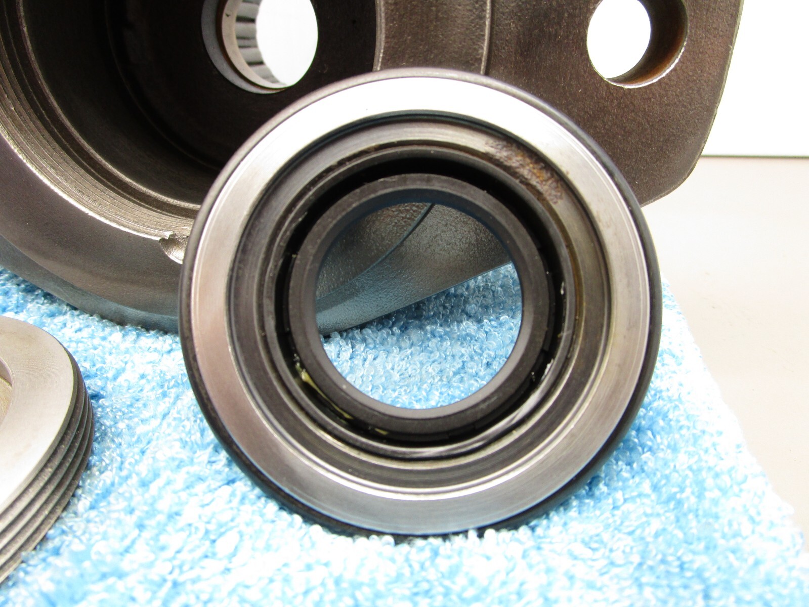 LYNCH Hydraulic Pump Tapered Bearing Front Cover Housing 2-Bolt Flange UA-1686-3