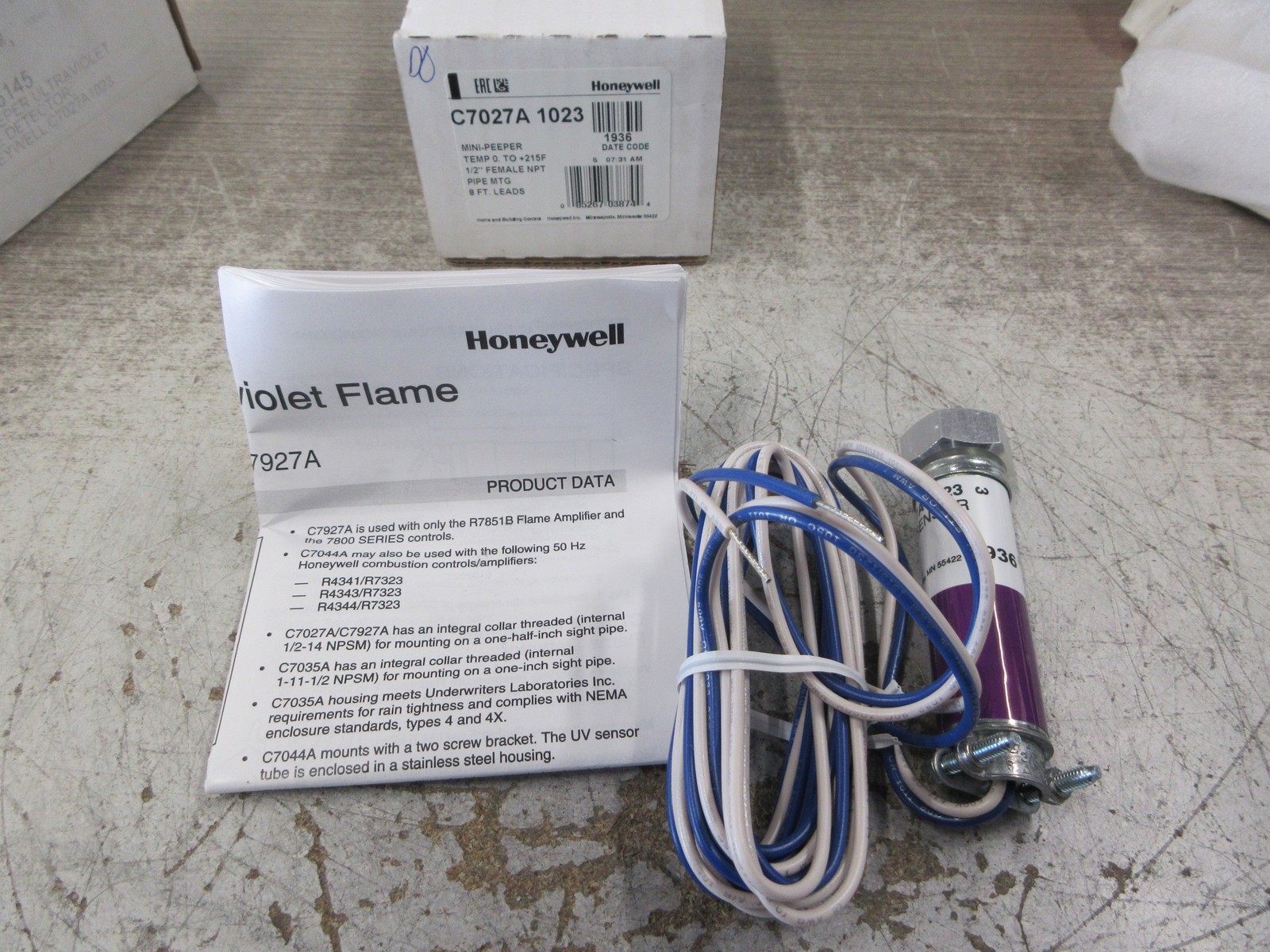Honeywell Mini-Peeper C7027A 1023 Temp: 0-215°F 1/2″ NPT 8ft Leads New Surplus