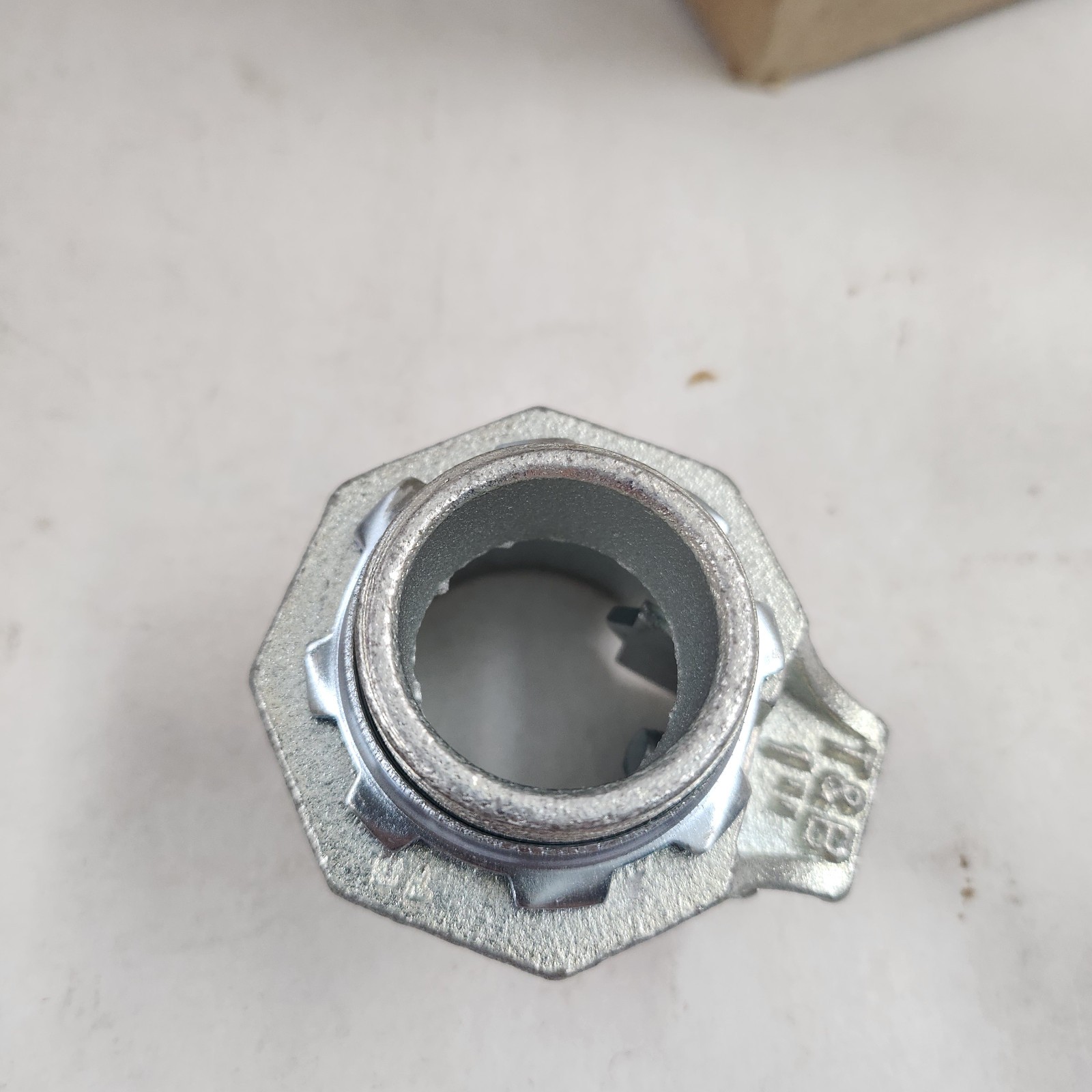 [BOX OF 2] THOMAS & BETTS 306 ARMORED CABLE CONNECTOR, 1″, TITE-BITE