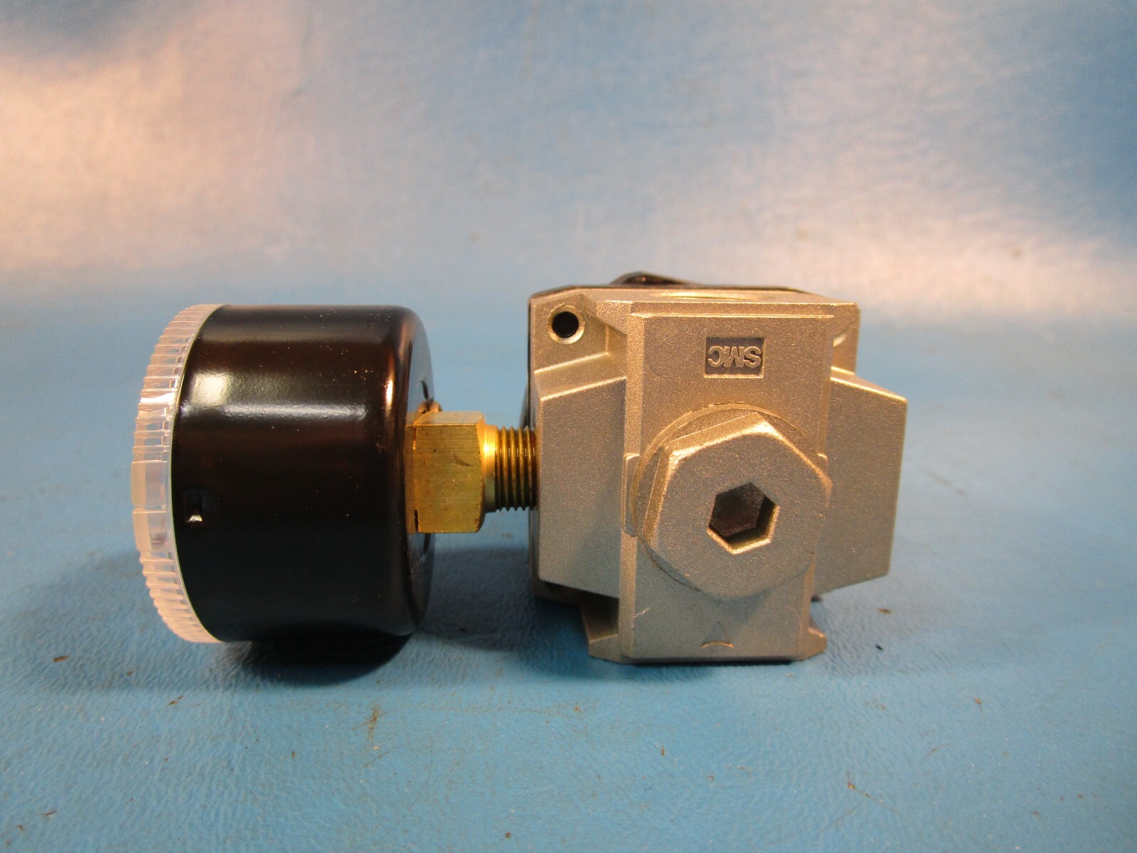 SMC AR2000-02G-1NR Pneumatic Air Pressure Regulator Valve with Gauge 0-0.2MPa