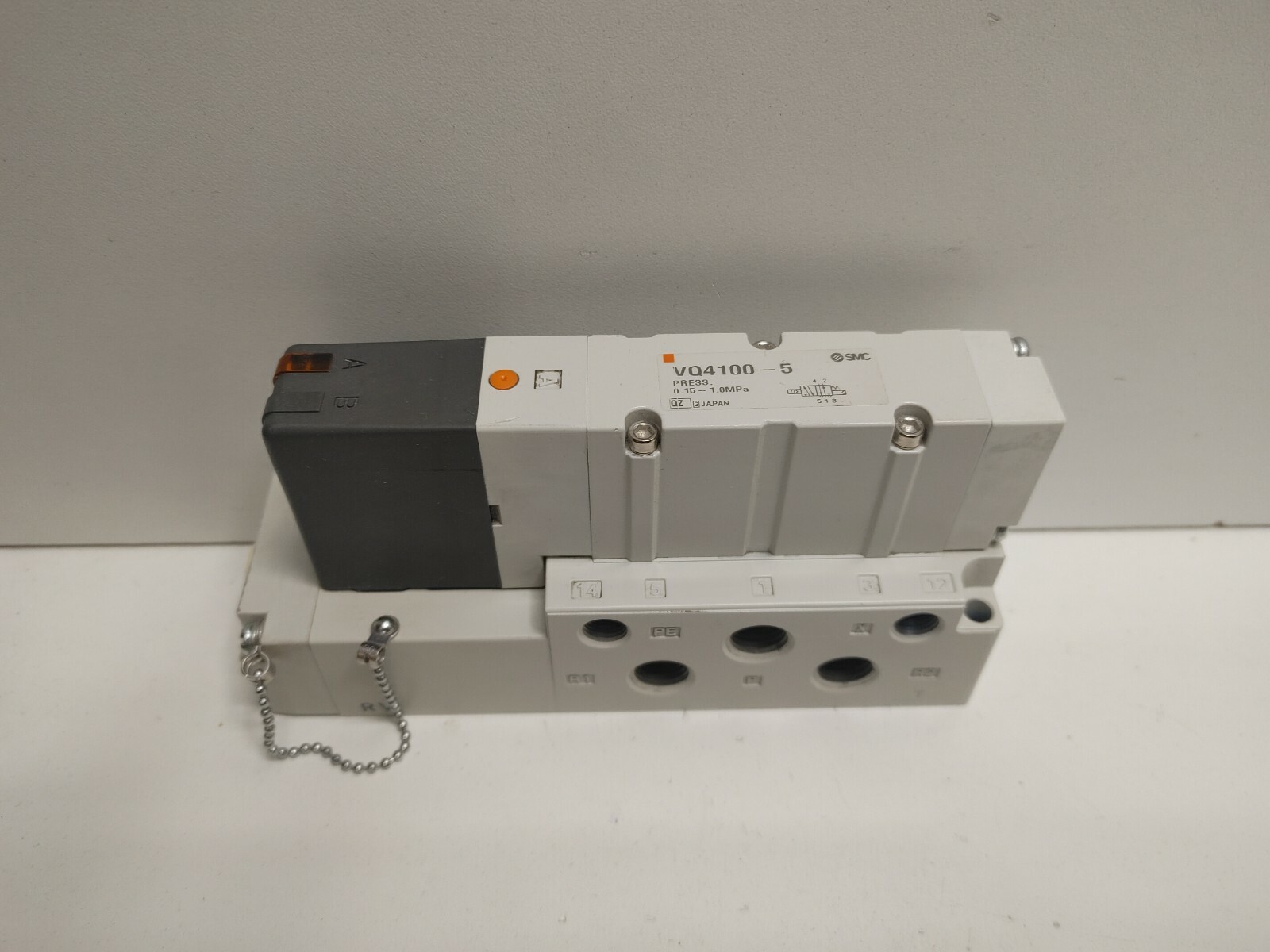 NEW OLD STOCK! SMC 0.15-1MPa 24V SOLENOID VALVE & MANIFOLD VQ4100-5