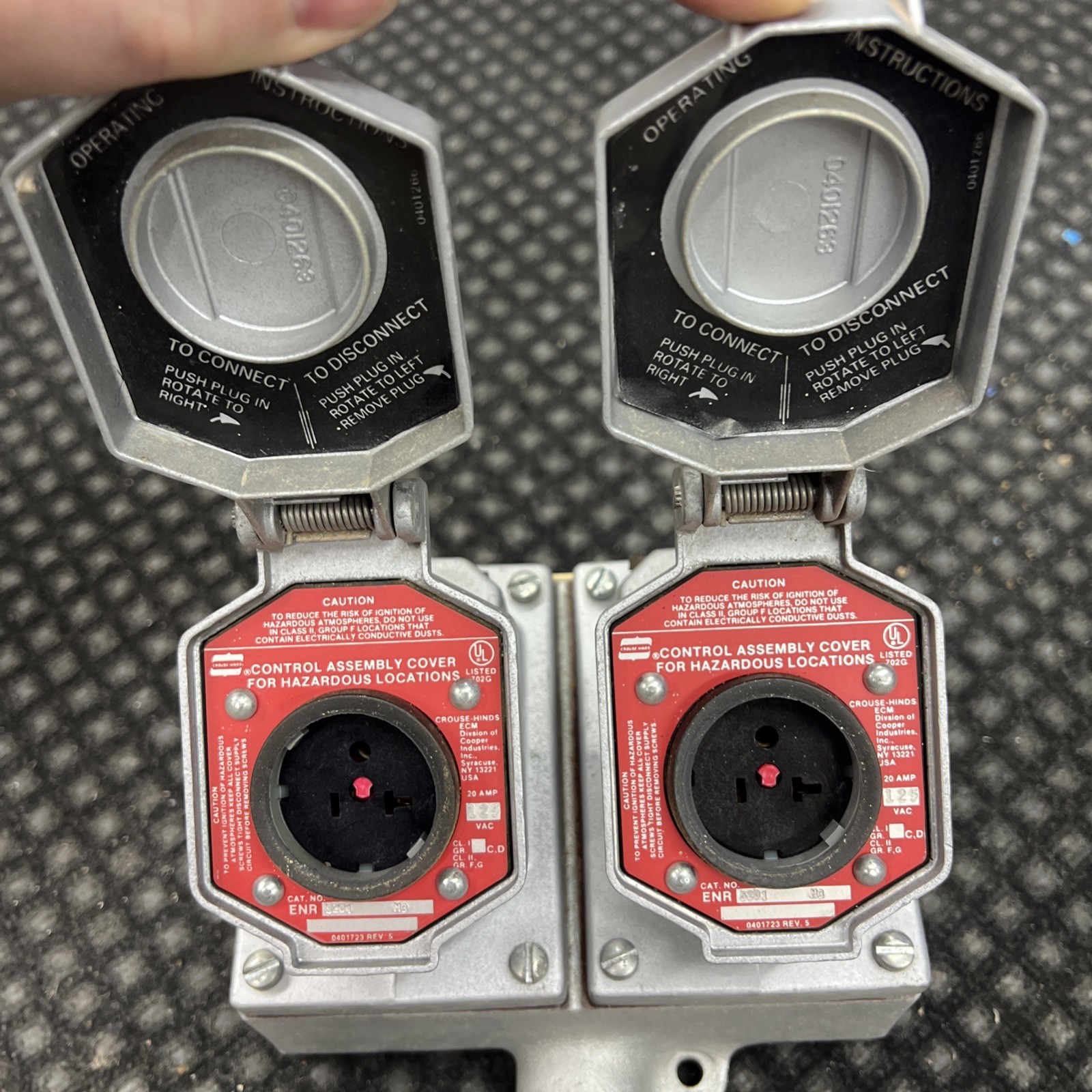 2 COOPER CROUSE-HINDS ENR5201 M3 HAZARDOUS LOCATION RECEPTACLES 20A 125VAC