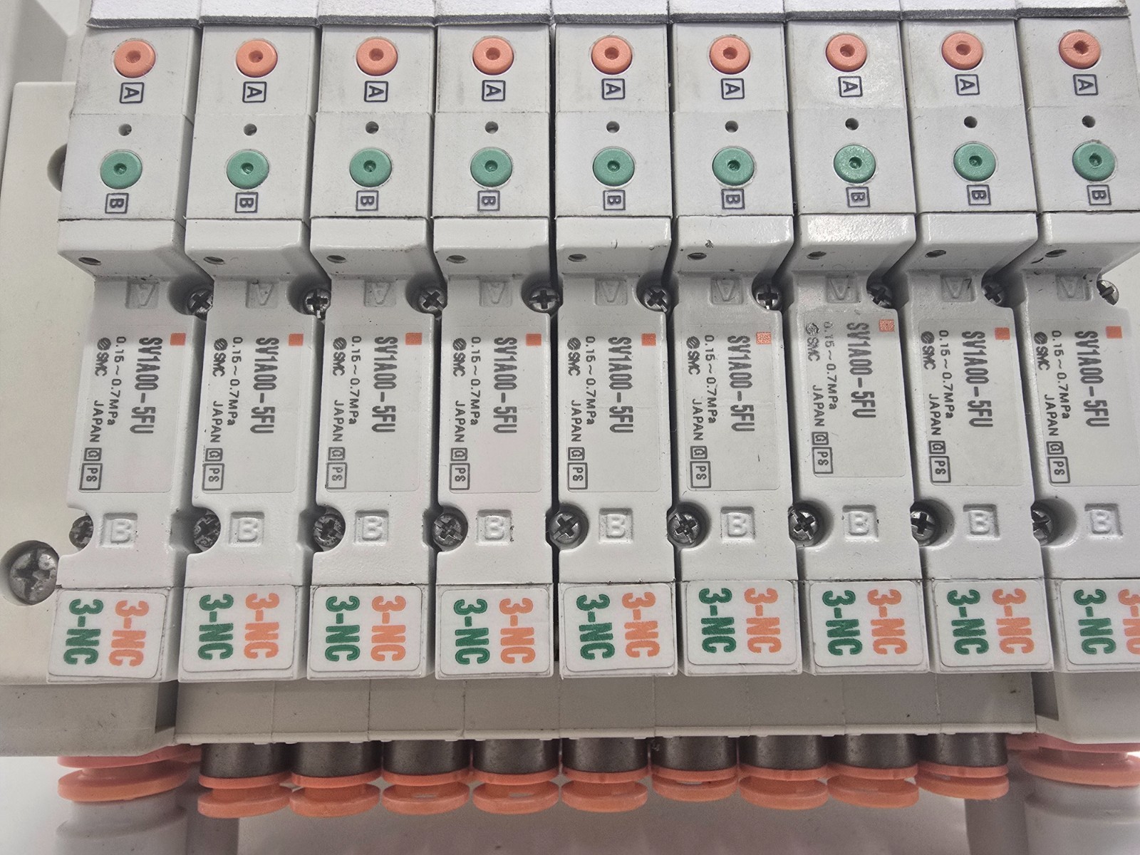 GOOD USED! SMC VALVE BLOCK SS5V1-10FD1-09B-N7-D0 W/ (9) VALVES SV1A00-5FU