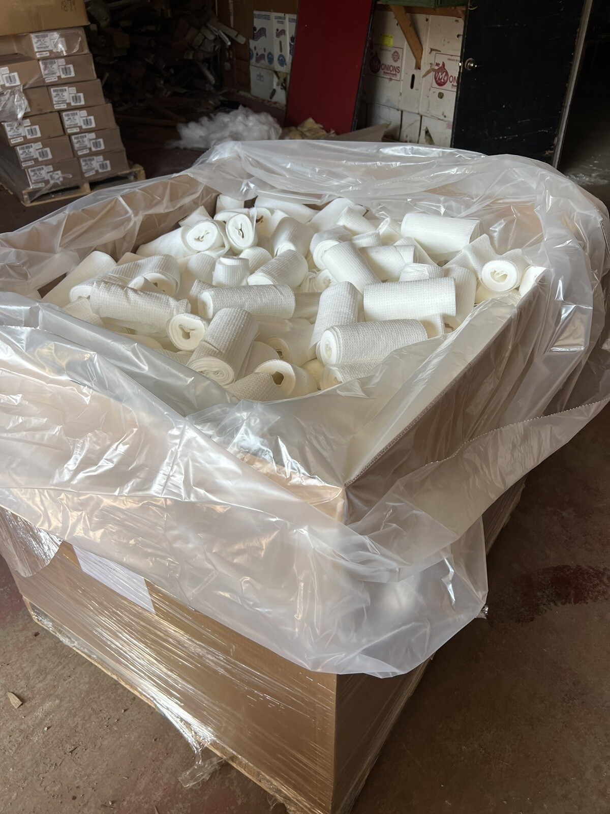(900) rolls shop towels multi purpose, ea roll is approx 4”x 7” pallet full
